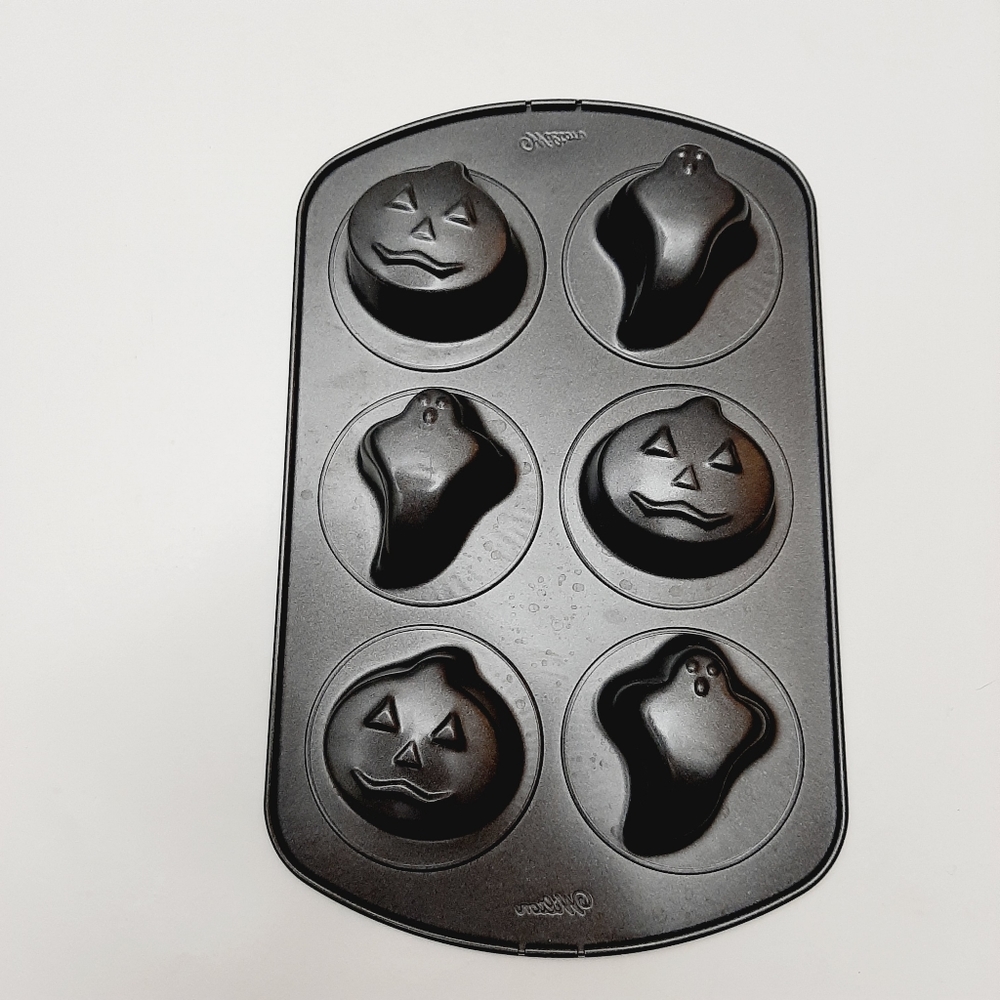 🍒4 for $20🍒 WILTON Non-Stick 6-Cavity Halloween Themed Cake Baking Pan